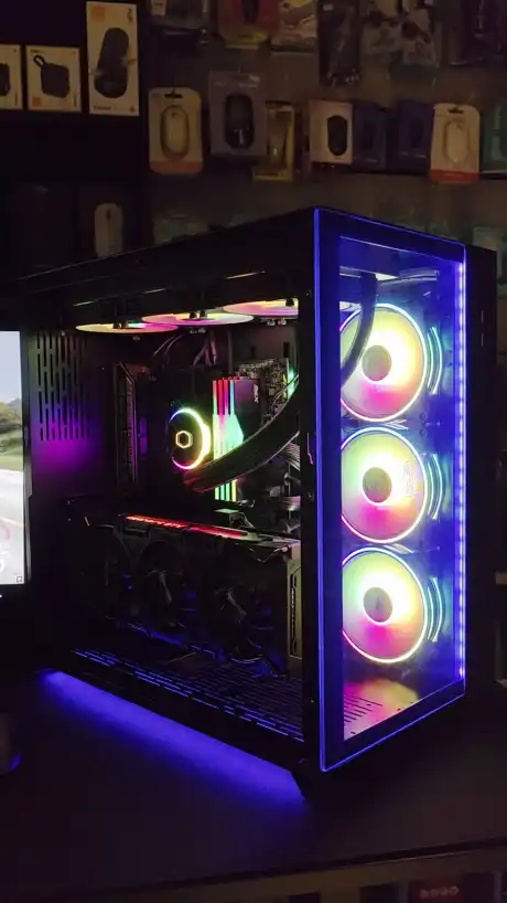 PC montado com vidro frontal, três fans de anel colorido e luz roxa na base