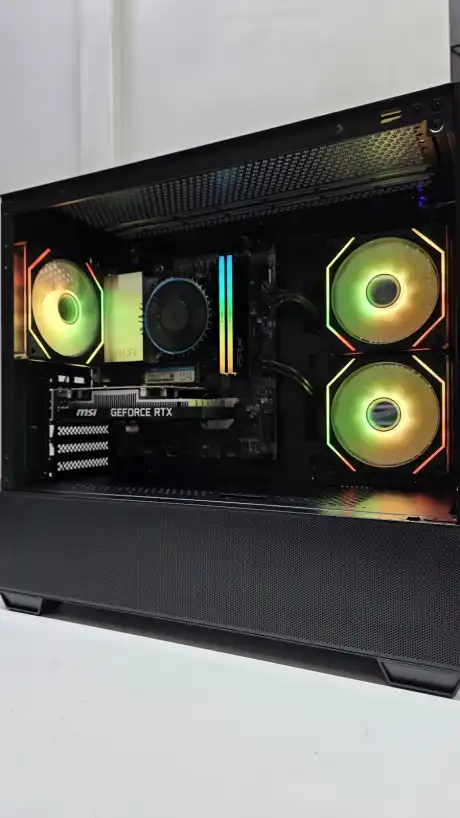 Gabinete preto com fans de anel verde e laranja