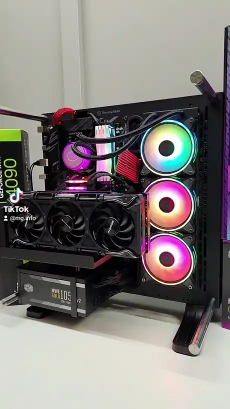 PC aberto com water cooler e três fans de anel ao lado da placa de vídeo