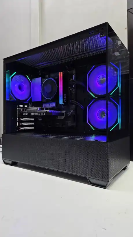 PC com fans azuis e memórias com barra de luz