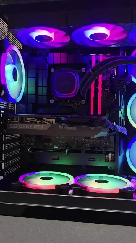 PC com water cooler e fans de anel em cima e embaixo