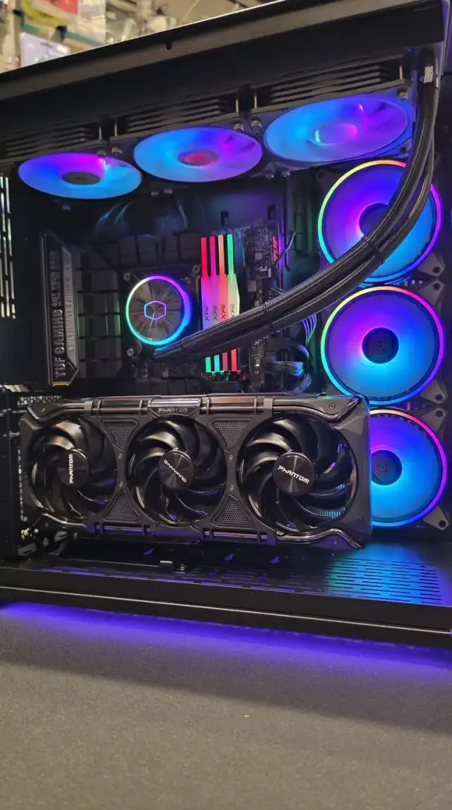 PC montado pela MGinfo, aceso: water cooler, fans de anel em azul e rosa e a placa de vídeo à mostra